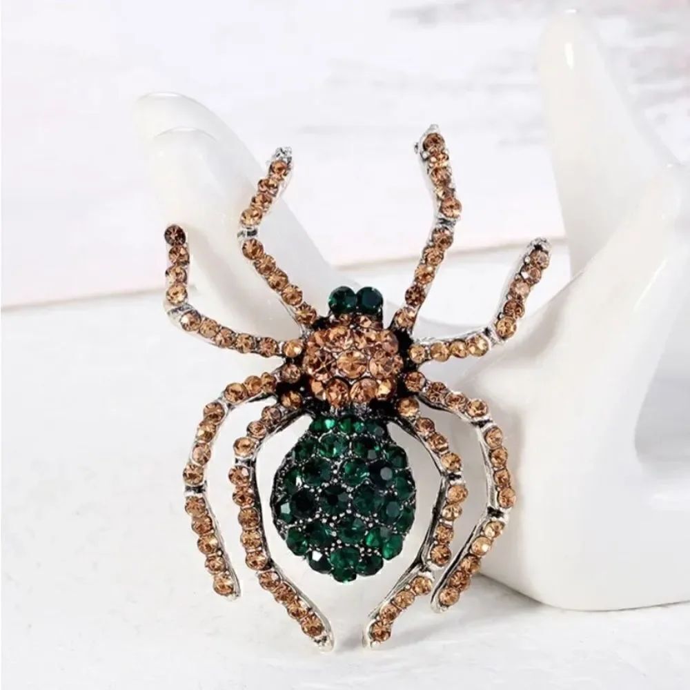 🕷️ Betsey Johnson sparkling crystal spider brooch 🕷️